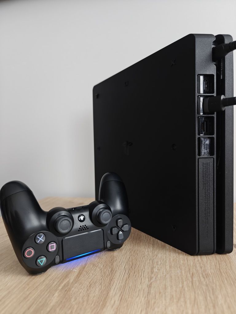 PS4 SLIM 1 TB Stan bdb. Pad DualShock4, 10 gier na płytach.