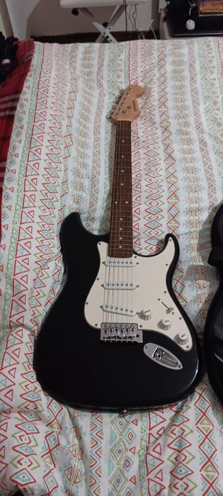 Guitarra elétrica semi nova