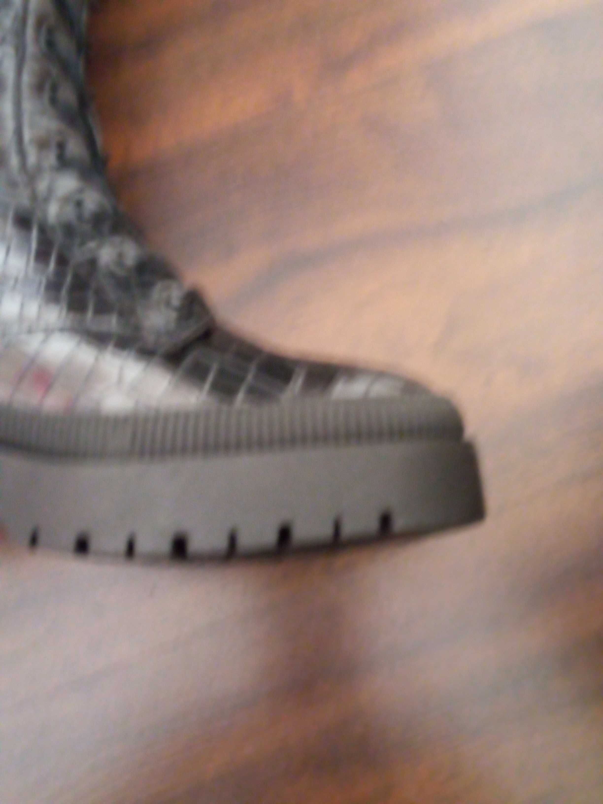 buty czarne na grubej podeszwie  z cholewą,  krokodyli wzór
