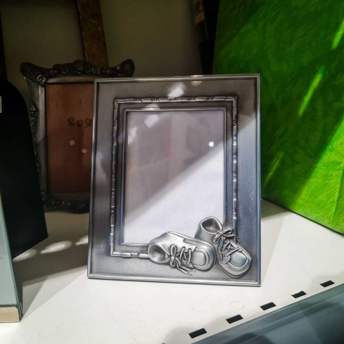 Moldura Decorativa Metálica Sapatinhos – 15×12 cm