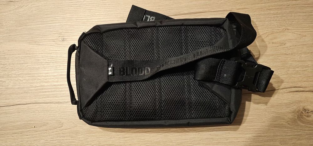 Duża saszetka nerka Under Armour stan idealny