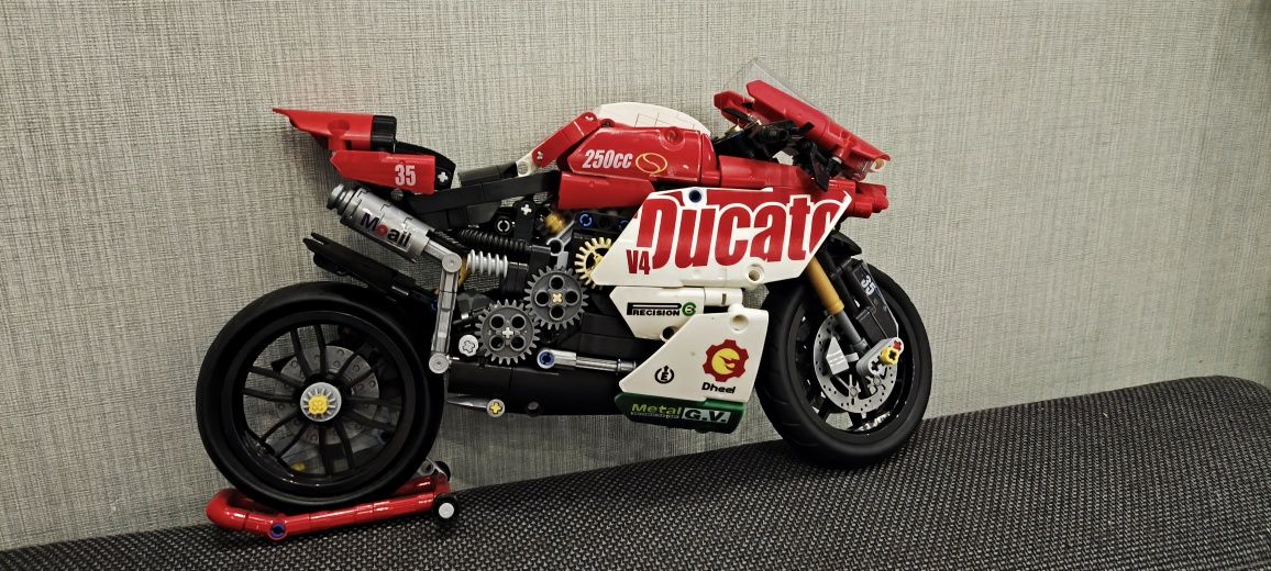 Мотоцикл lego technic Ducati V4