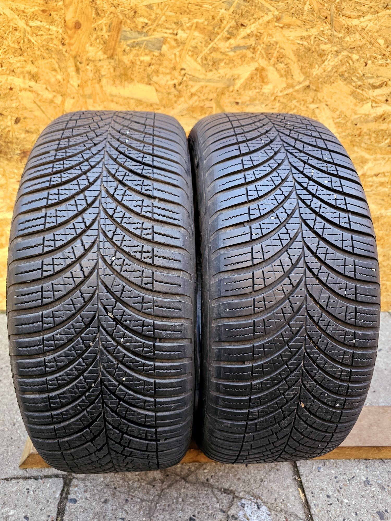 Idealne!!  6,5mm. 2022rok!  235/55 r17 Goodyear Vector 4Seasons