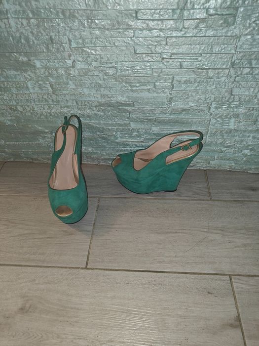 Женские босоножки Paoletti на танкетке с открытым носком.