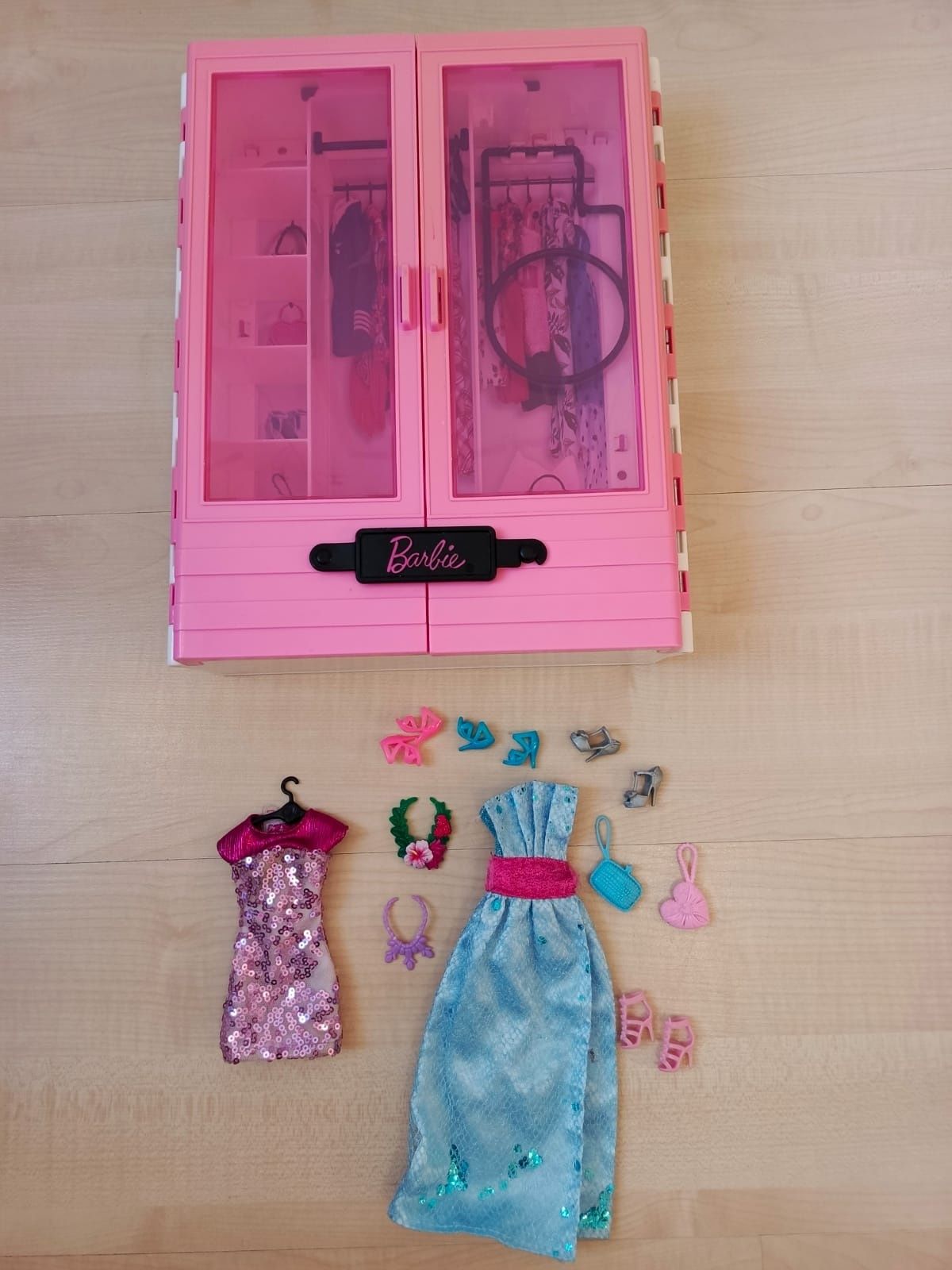 Szafa Barbie z dodatkami stan bardzo dobry