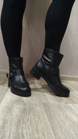 Женские ботинки фирмы bronx, размер 37.