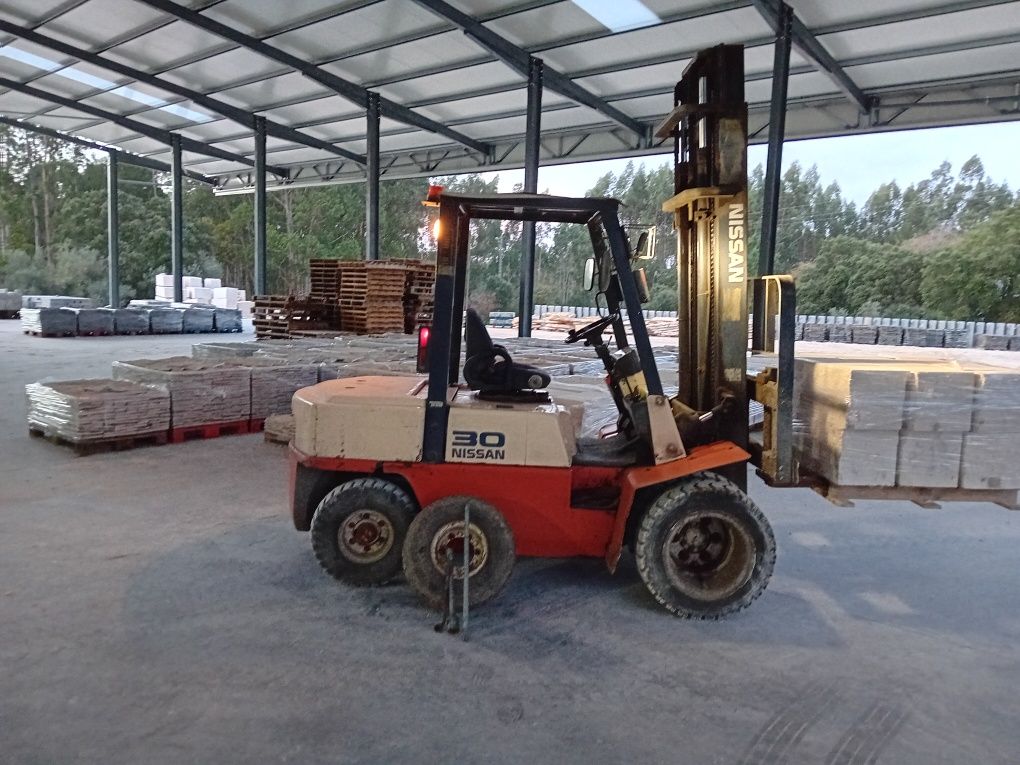 Empilhador Nissan 3T