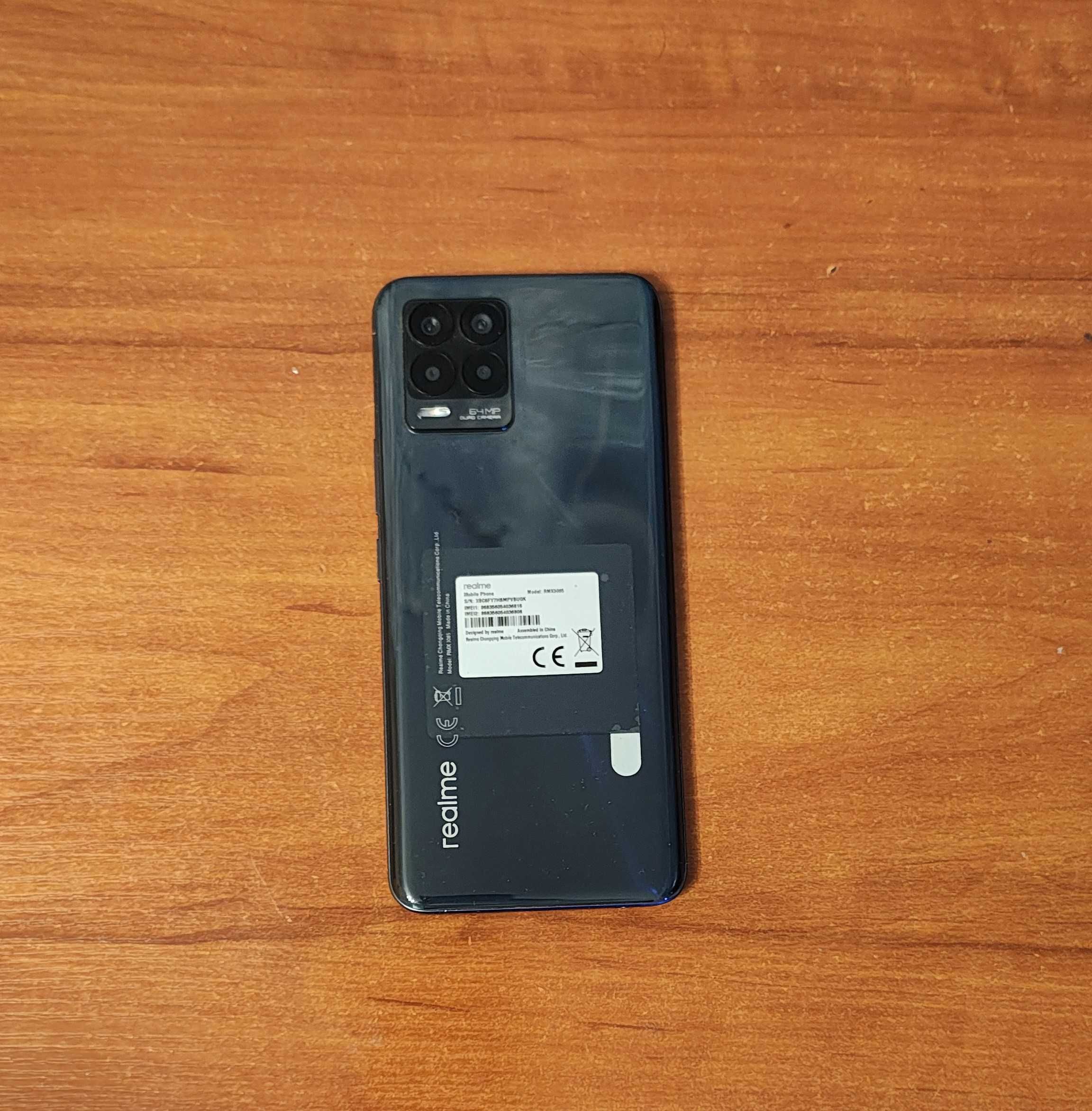 Smartfon Realme 8  z etui.