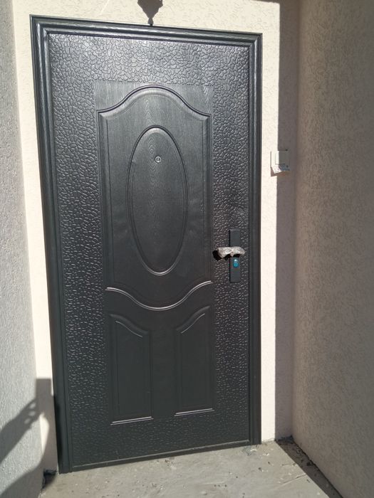 Вхідні металеві двері