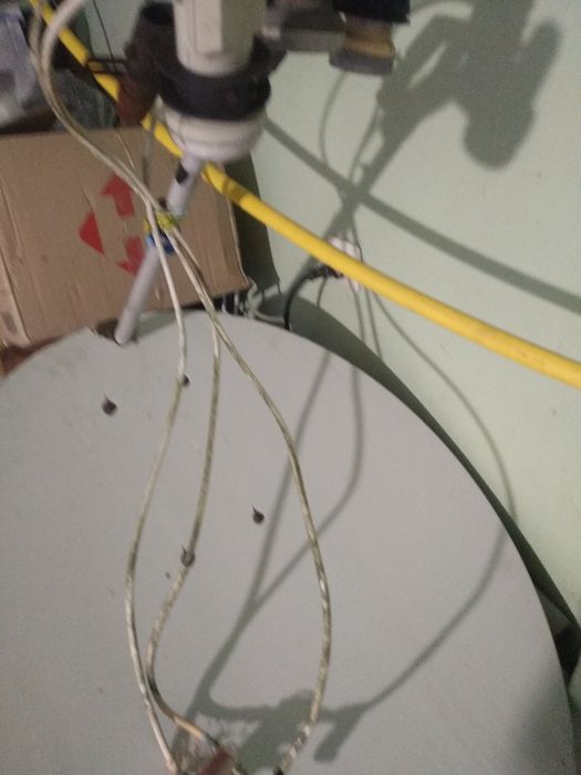 Антена з трьома головками,в робочому стані,є тюнер