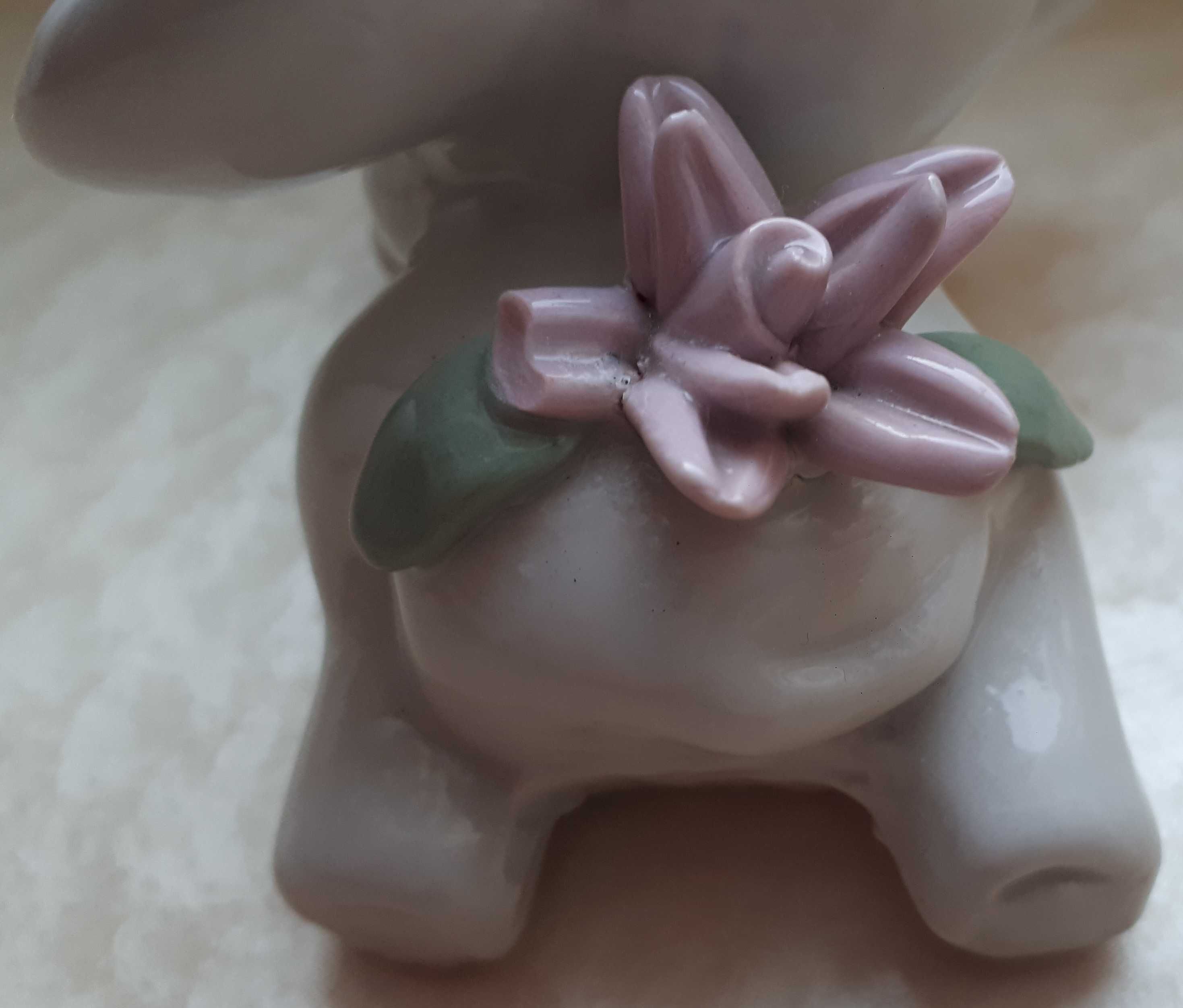 Mała figurka słonik z kwiatkiem