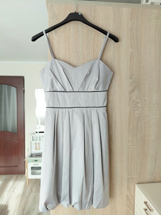 Szara satynowa sukienka bombka Reserved s