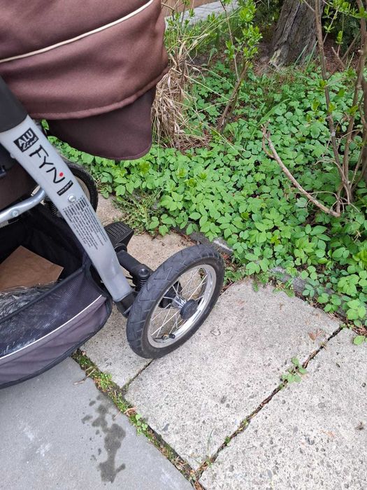 Jedo Fyn 2w1 gondola + spacerówka, koła pompowane, adaptery Maxi Cosi