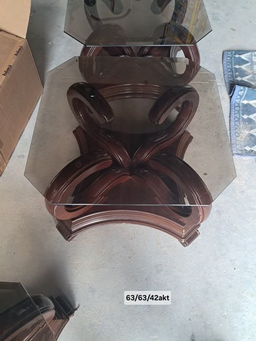 Mesa de centro com tampo em vidro e pés de madeira