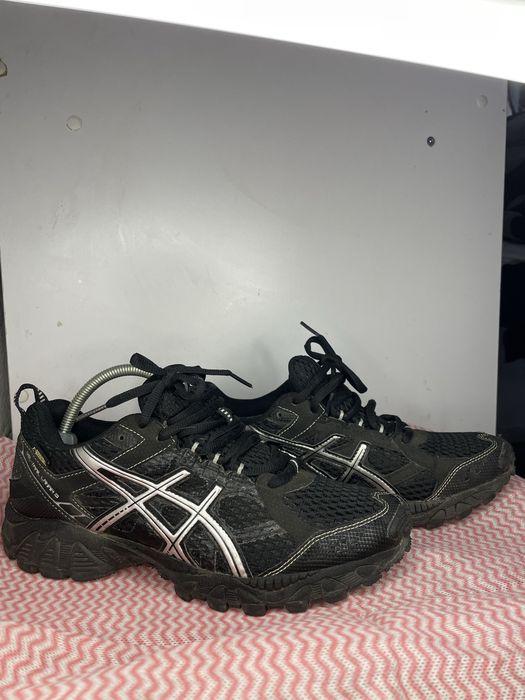 ASICS кросовки новые