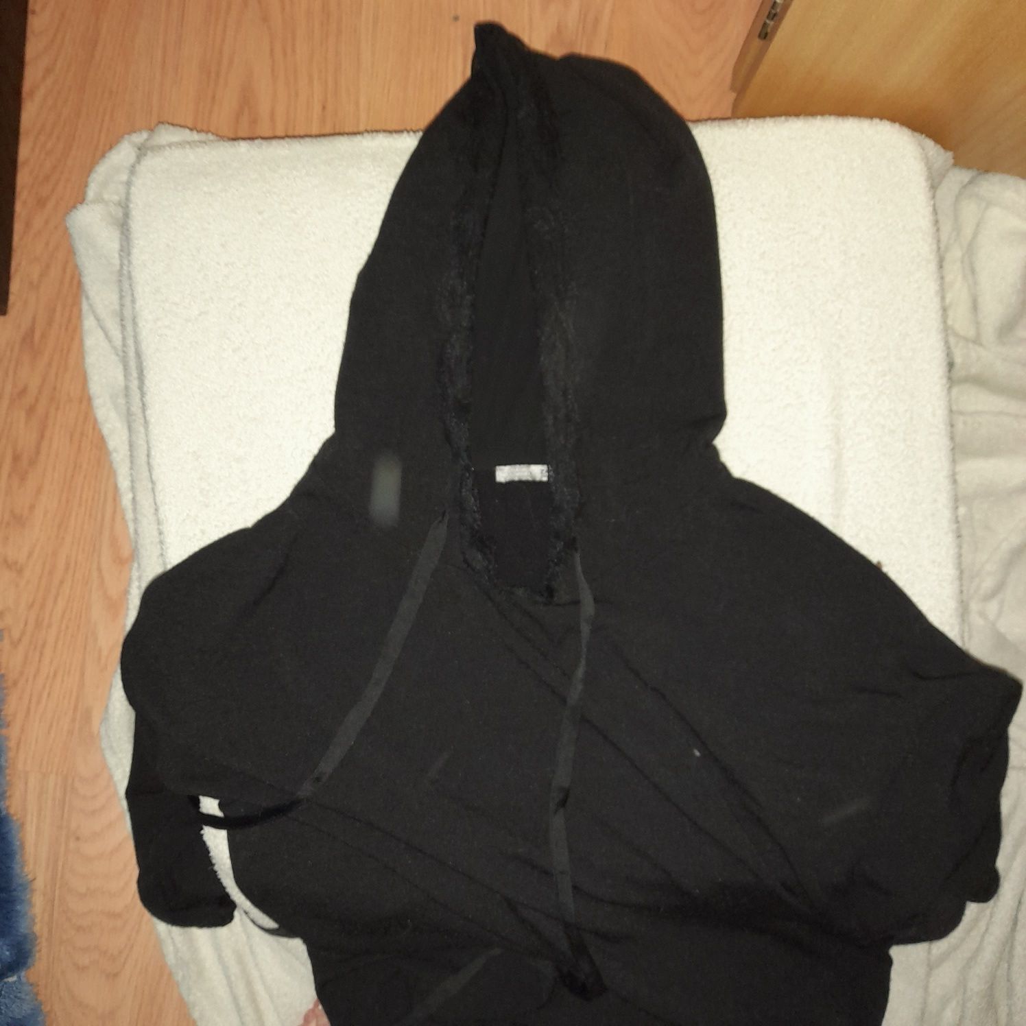 Vestido preto com capuz