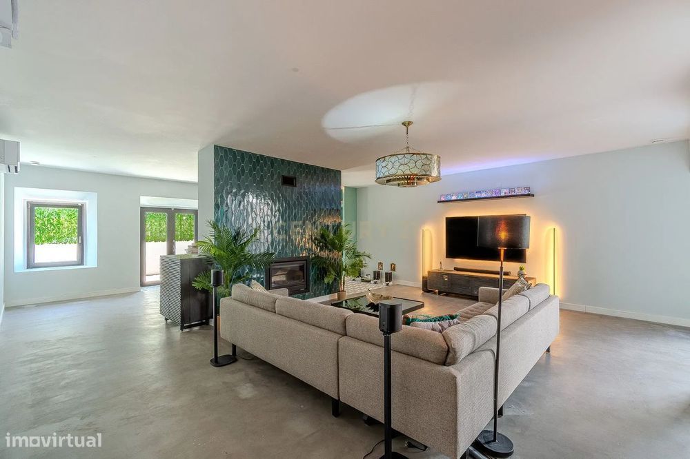Moradia T3 | Renovada | Sistema de Domótica | Lounge no logradouro | E