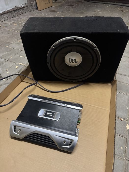Продам сабвуфер с усилителем JBL