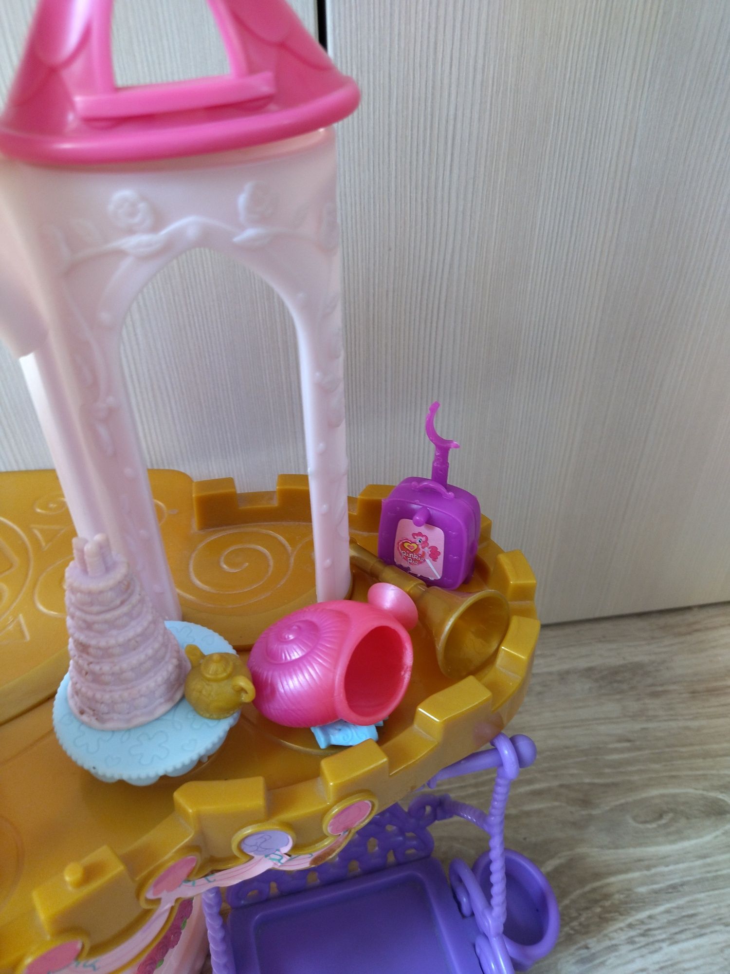 Zamek ślubny z figurkami My little pony Cadence