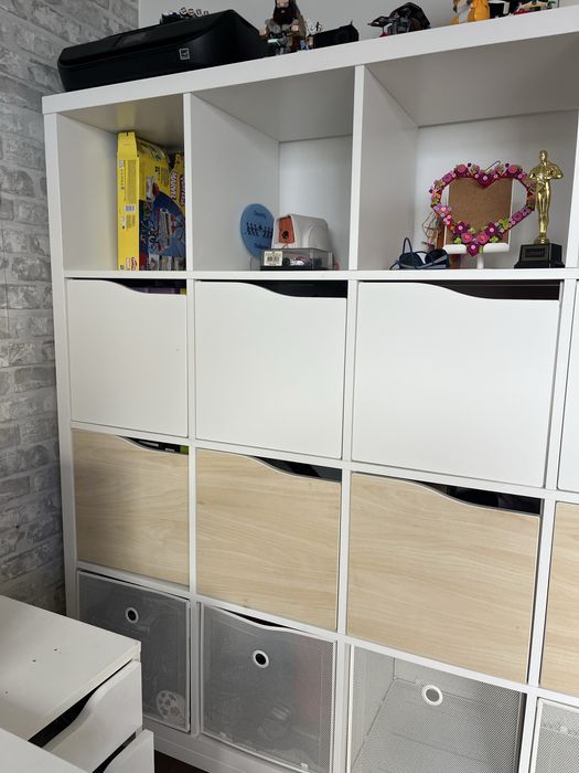 Estante Kallax com pes e portas