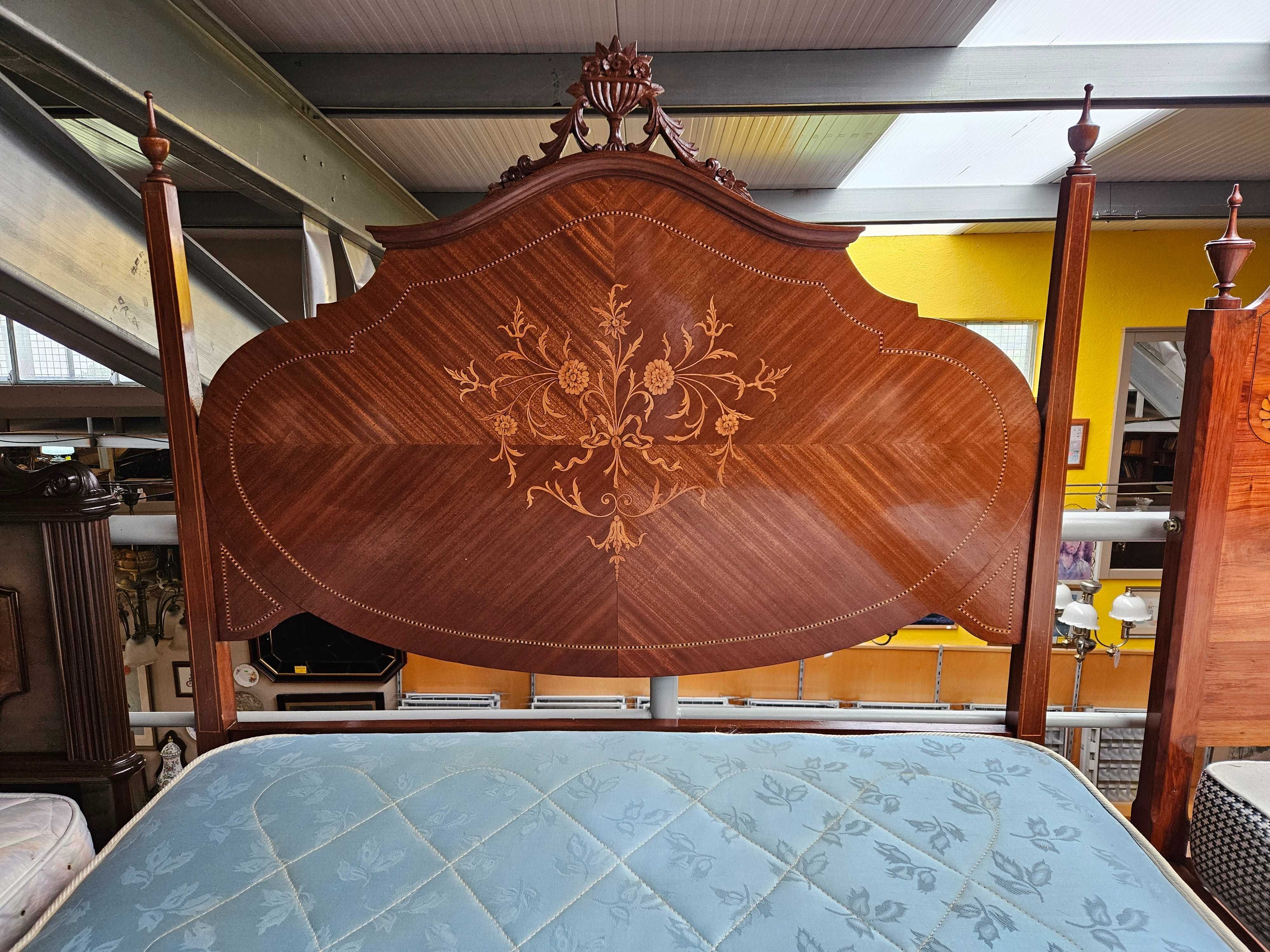Cama antiga estilo D. Maria com estrado e colchão - Muito bo