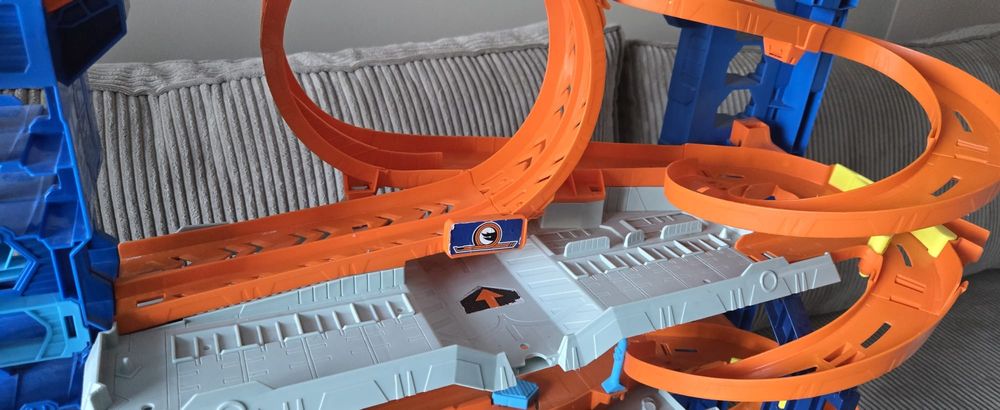 Mega garaż hot wheels atak smoka
Spektakularny, robi ogromne wraż