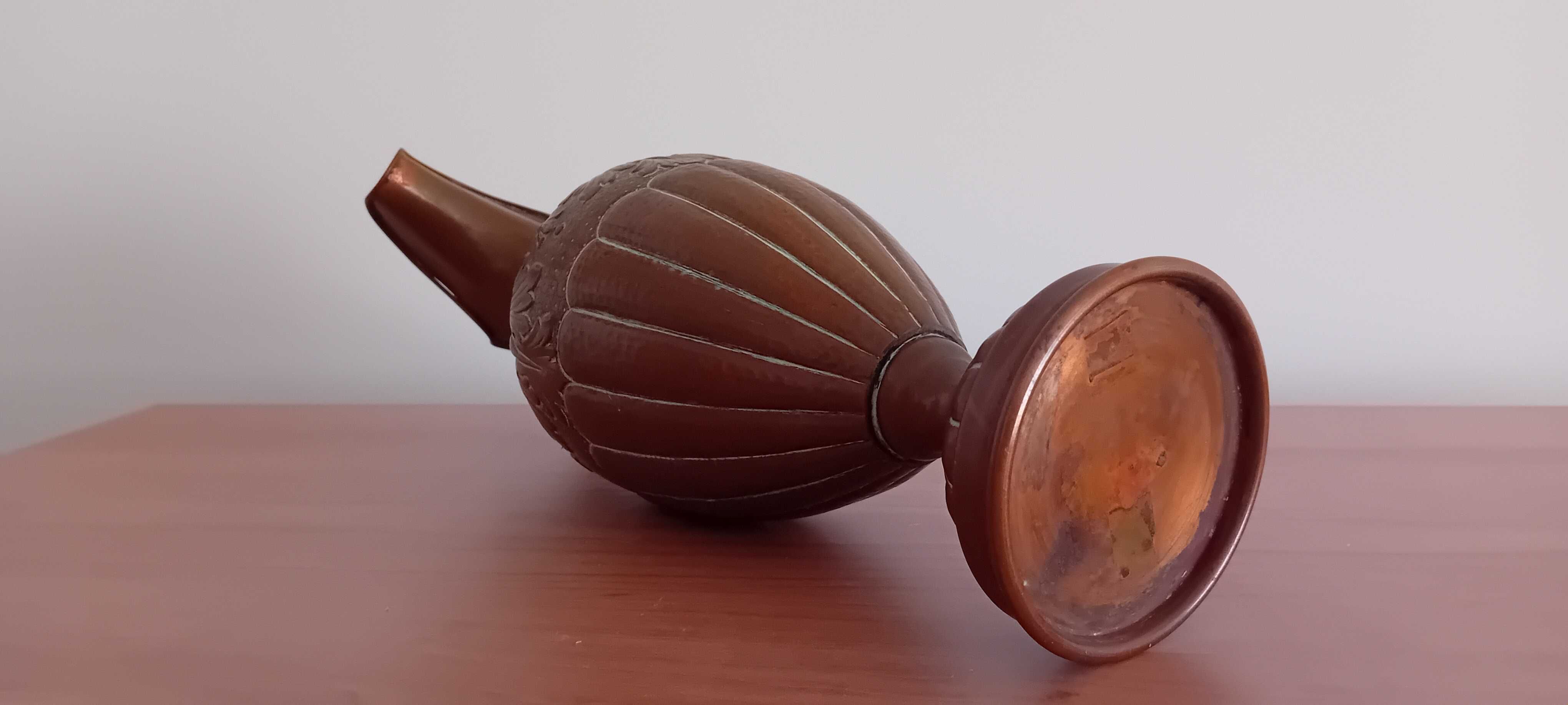 Jarro Antigo em Cobre com Detalhes Decorativos