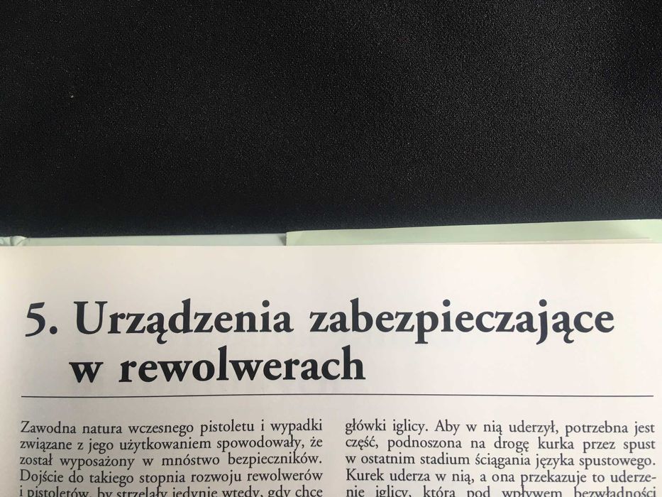 Książka broń pistolet Encyklopedia Pistoletów i Rewolwerów