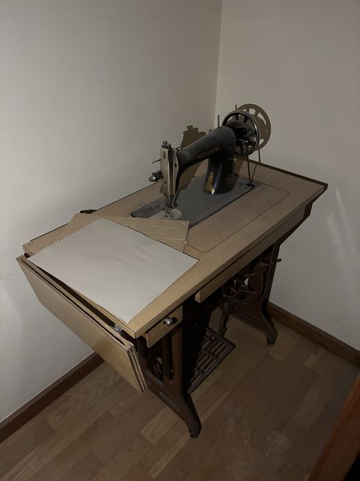 Mesa e máquina de costura