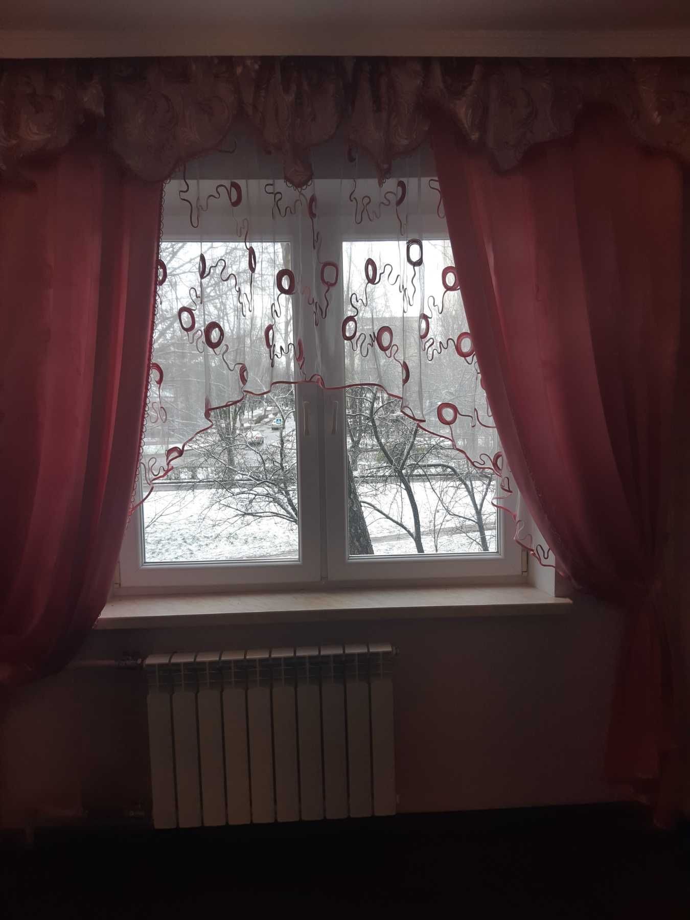 Атласні штори з ламбрекеном