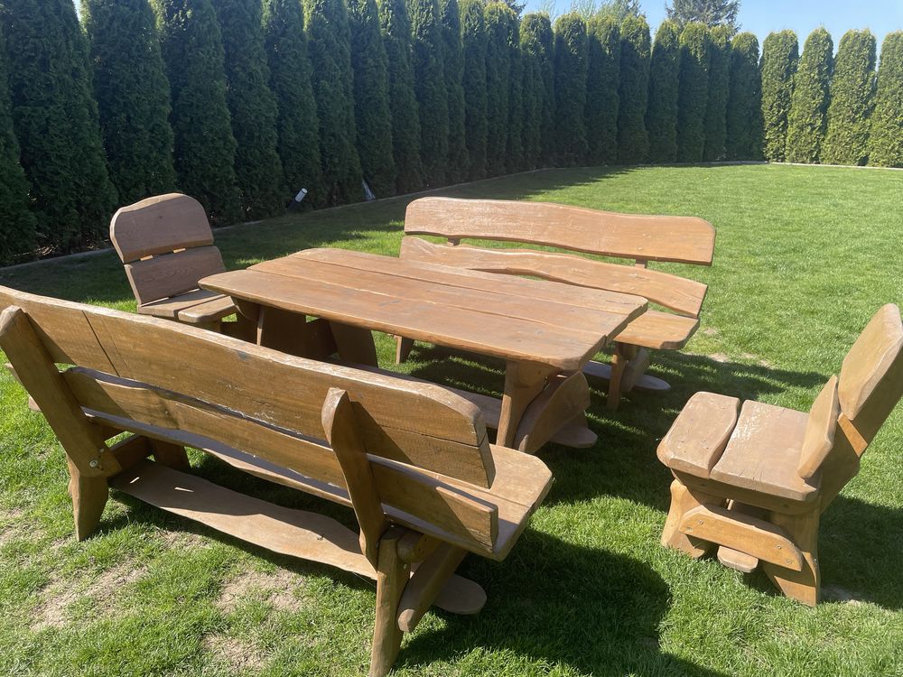 Drewniany stół z ławkami i krzesłami do ogrodu