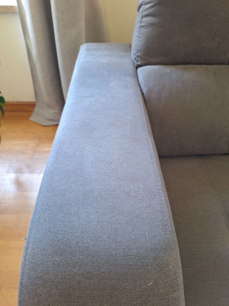 Sofá cinzento de 3 lugares com chaise