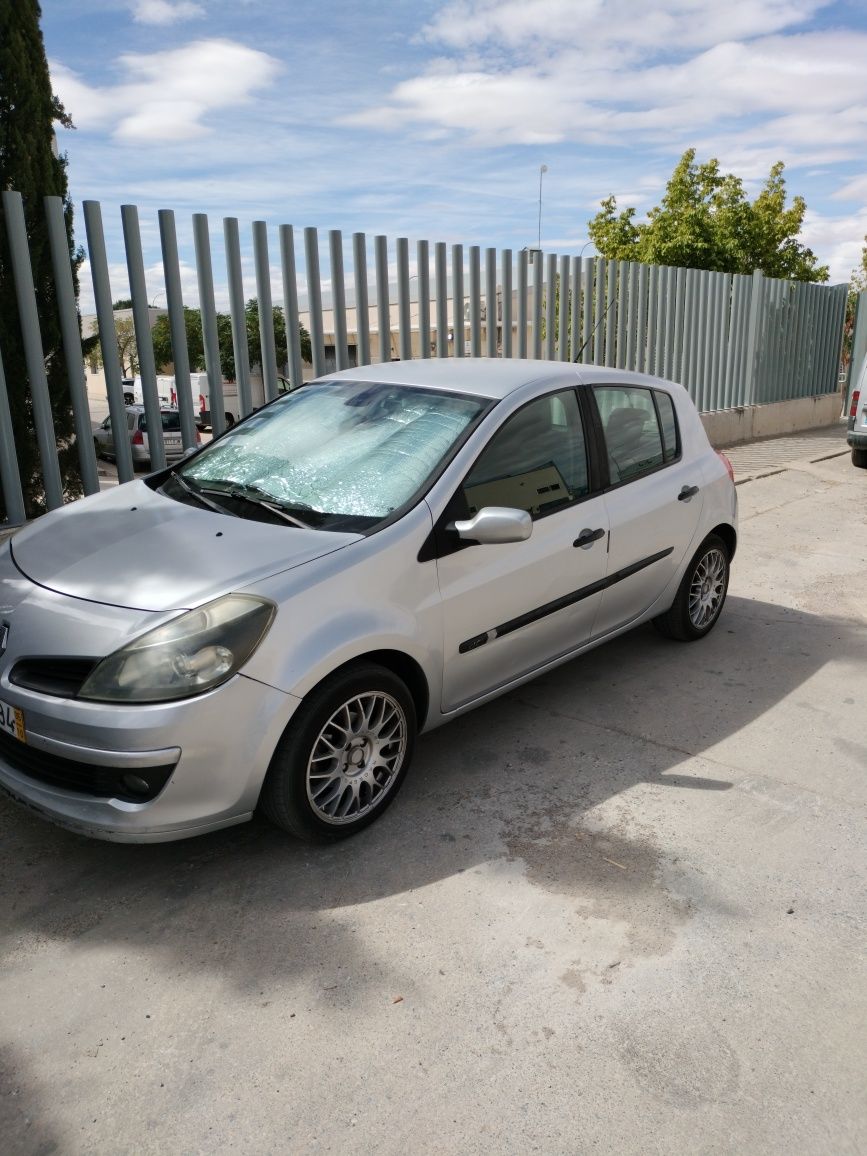 Clio 3 em bom estado de uso ,  sta funcionando muito bem