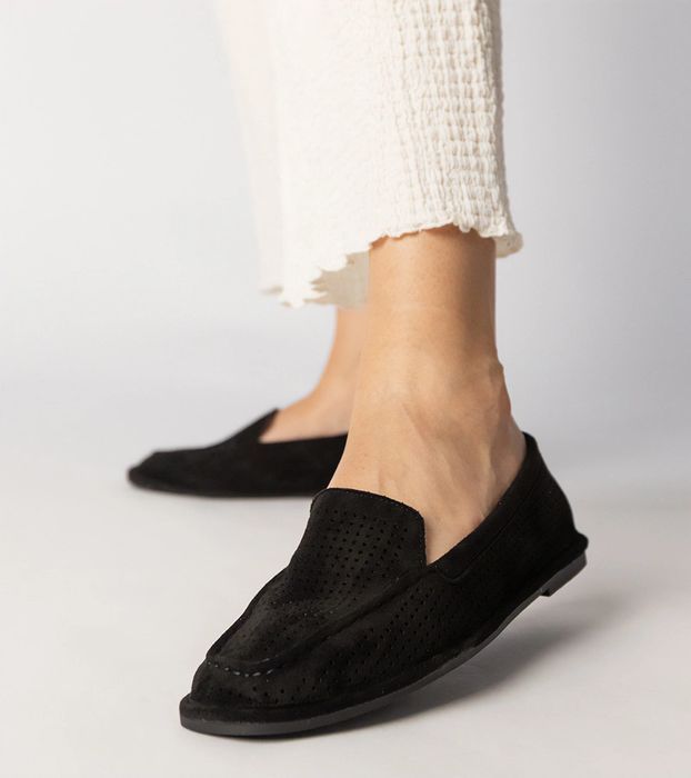 Czarne mokasyny ażurowe z ekozamszu Stanila