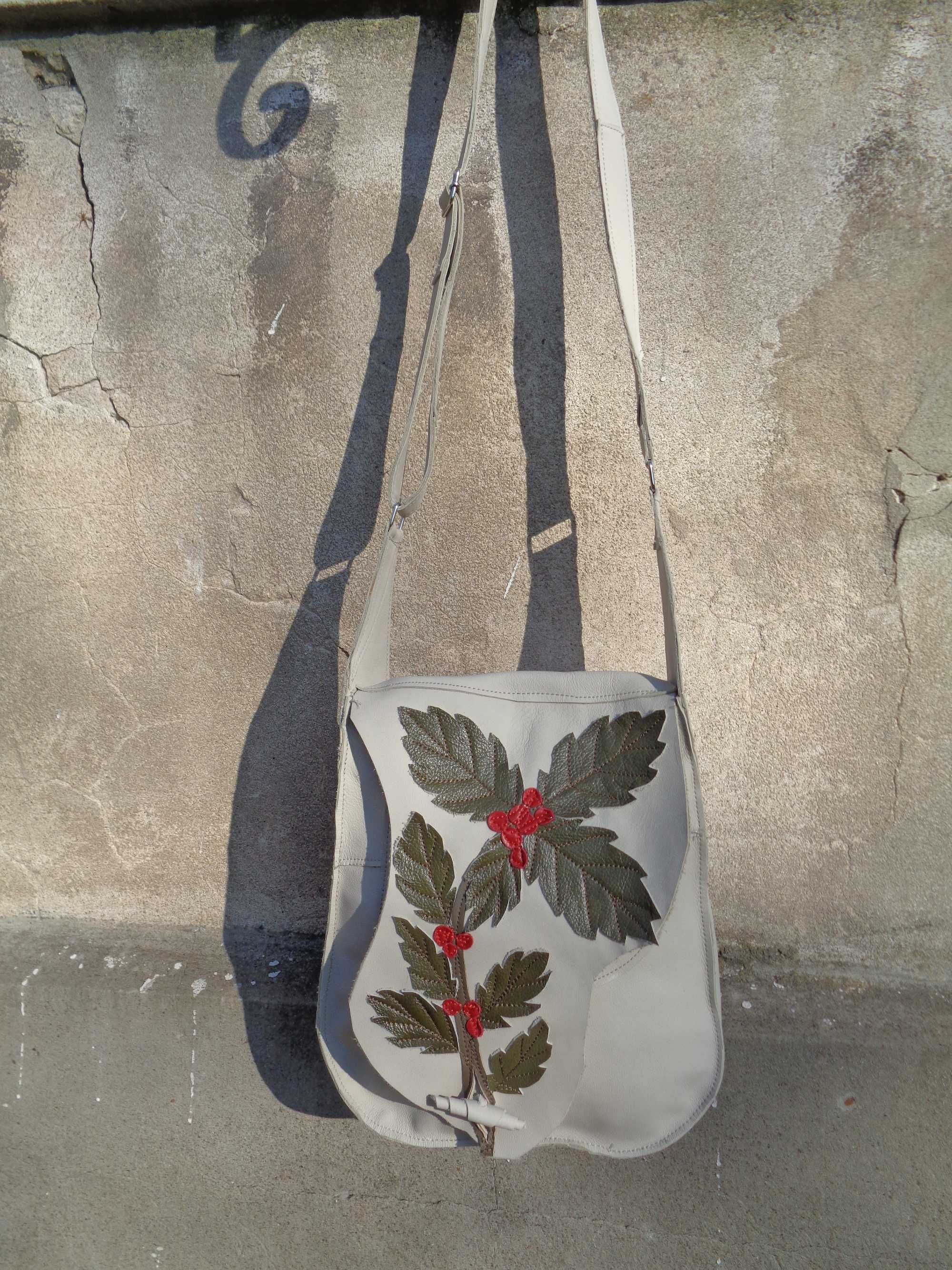 Artystyczna skórzana torebka z ostrokrzewem. Handmade