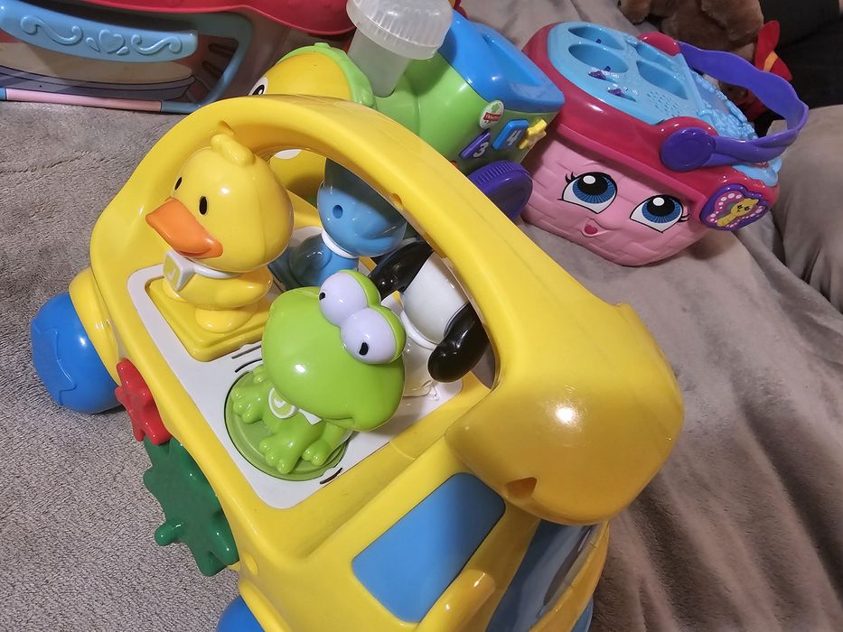 Zestaw interaktywnych zabawek dla dziecka. Rozwijające