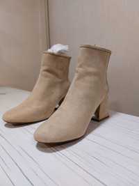 Женские ботинки на невисоком каблуке