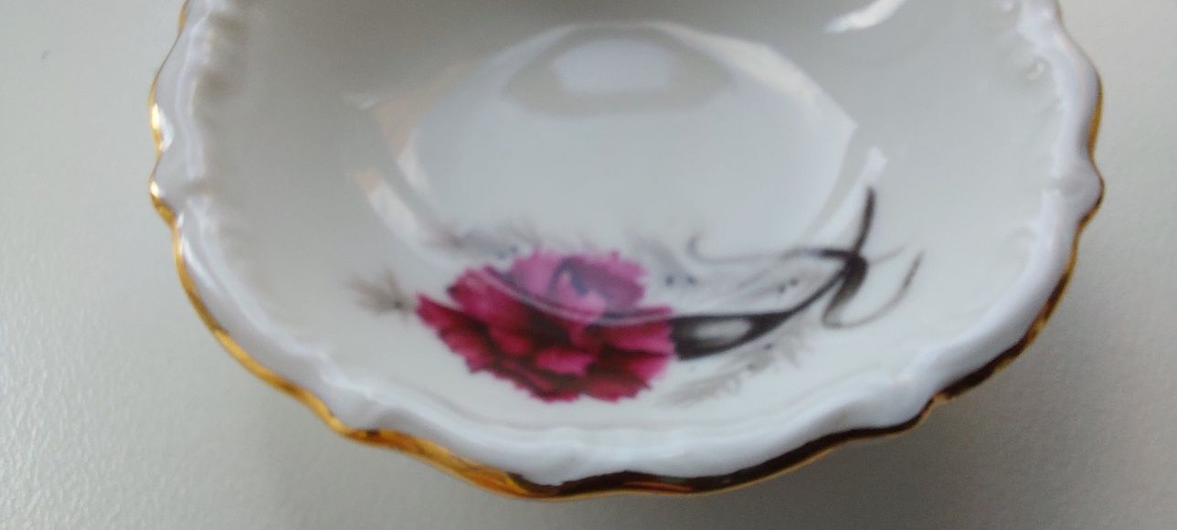 Solniczka pieprzniczka porcelana Bogucice czasy PRL-U goździki stary
