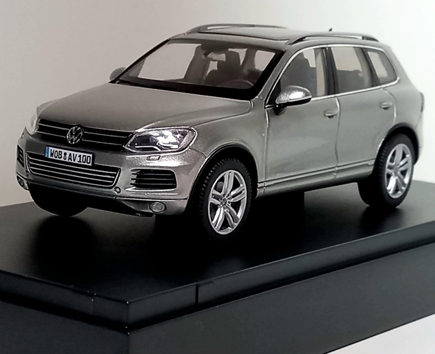 Модель 1:43 Schuco VW Touareg II поколение