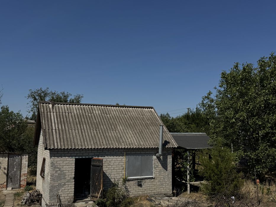 Продається будинок з 3 кімнатами, літнею кухнею і землею
