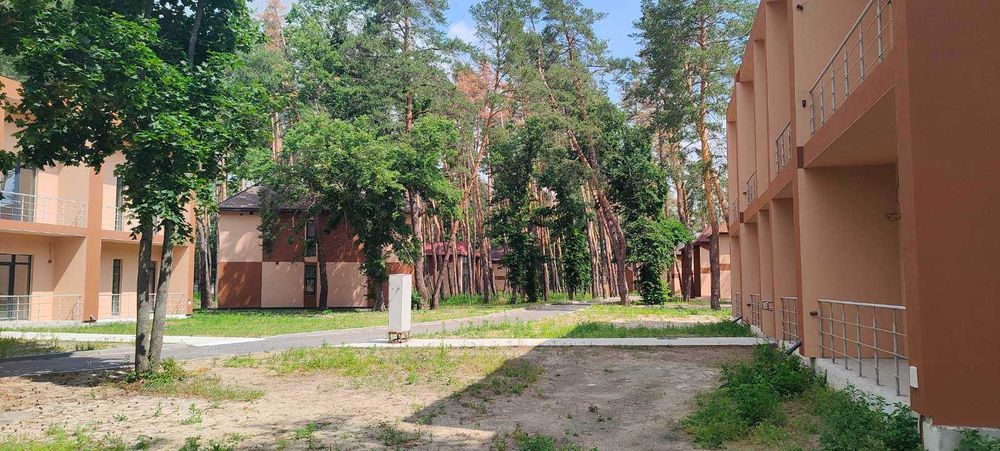 Коттеджи, квартиры, таунхаусы в поселке закрытого типа, лес, речка.