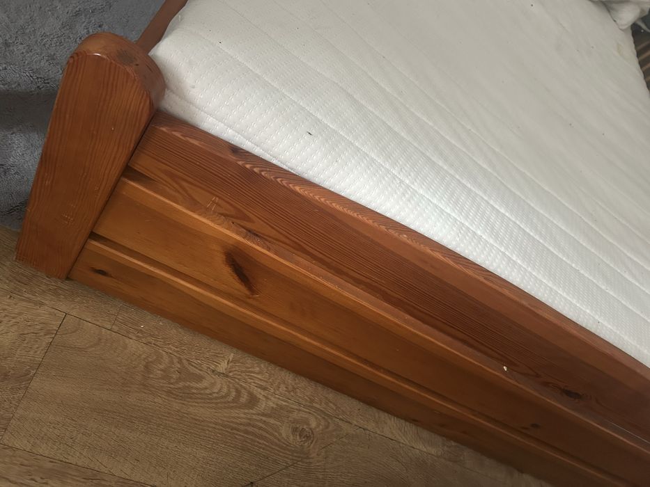 Sprzedam drewniane łóżko z materacem