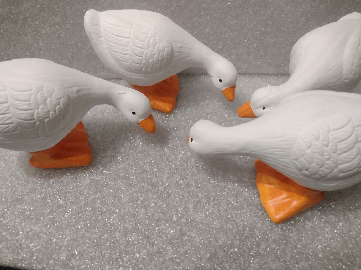 Cztery gąski dziobiące białe figurki ceramiczne ozdoby do domu i ogrod