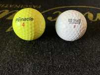 Duas bolas de golfe