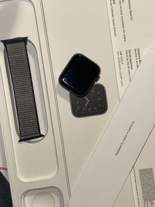 Apple Watch SE 44 мм (Space Gray, GPS) еплвотч