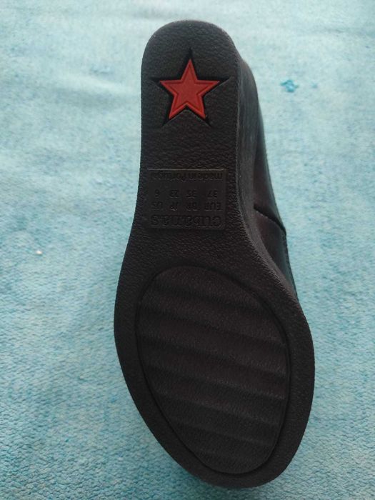Sapatos em pele camurça compensados. Marca Cubanas, 36.