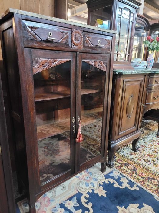 Móvel muito antigo em madeira maciça com tampo em pedra e porta