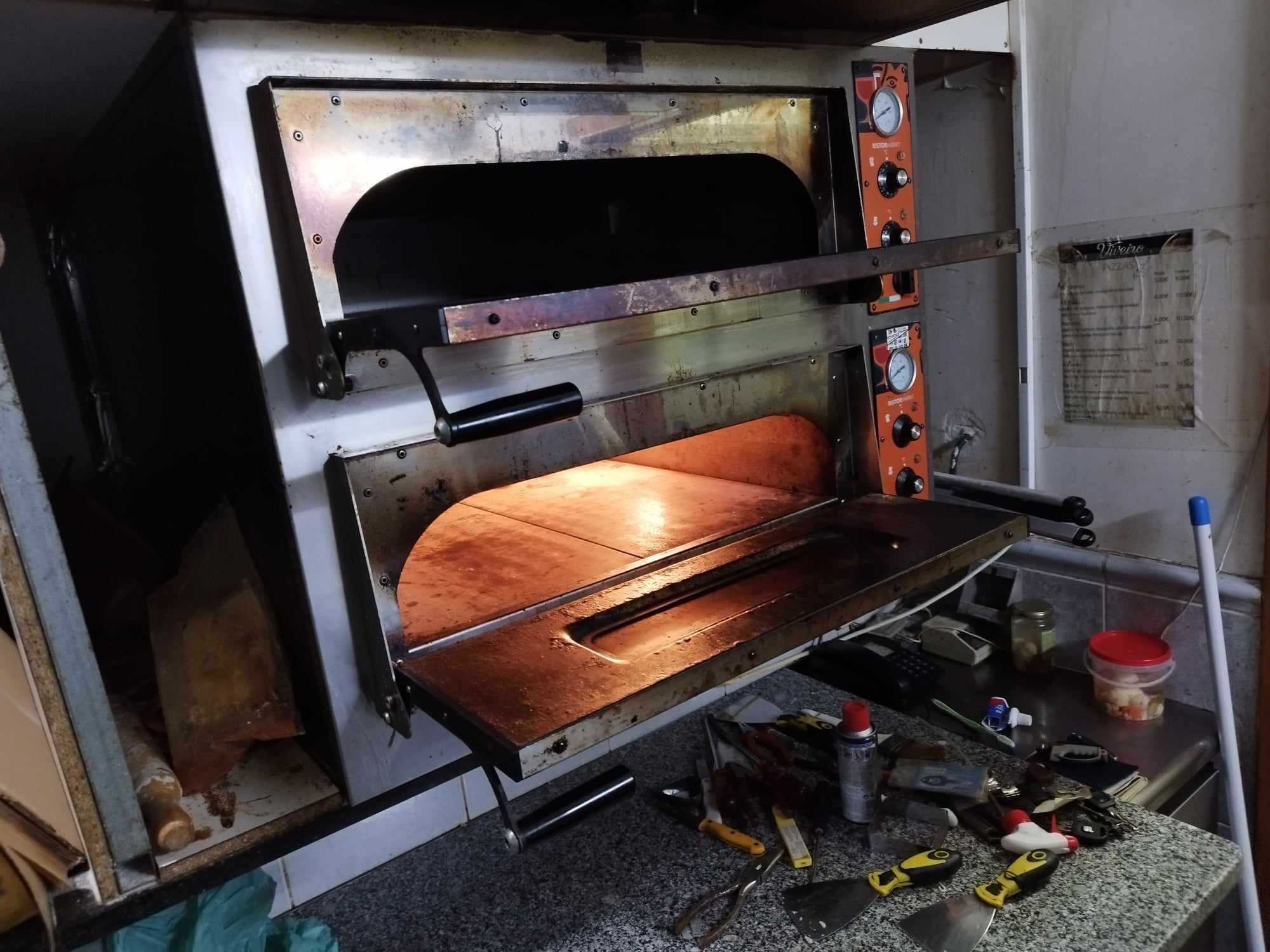 Forno de pizzas usado a funcionar bem.