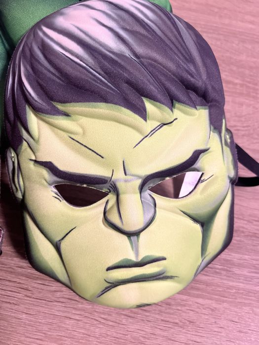 Маски Месників і кулак Халка