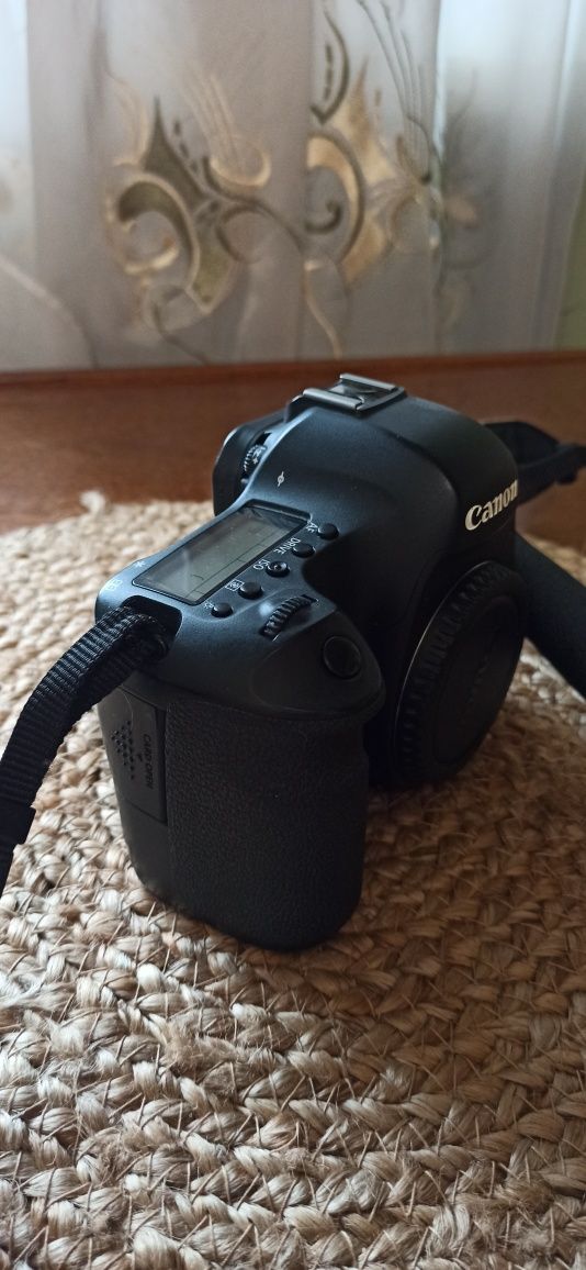 Canon EOS 6 D body + зарядне і батарея.